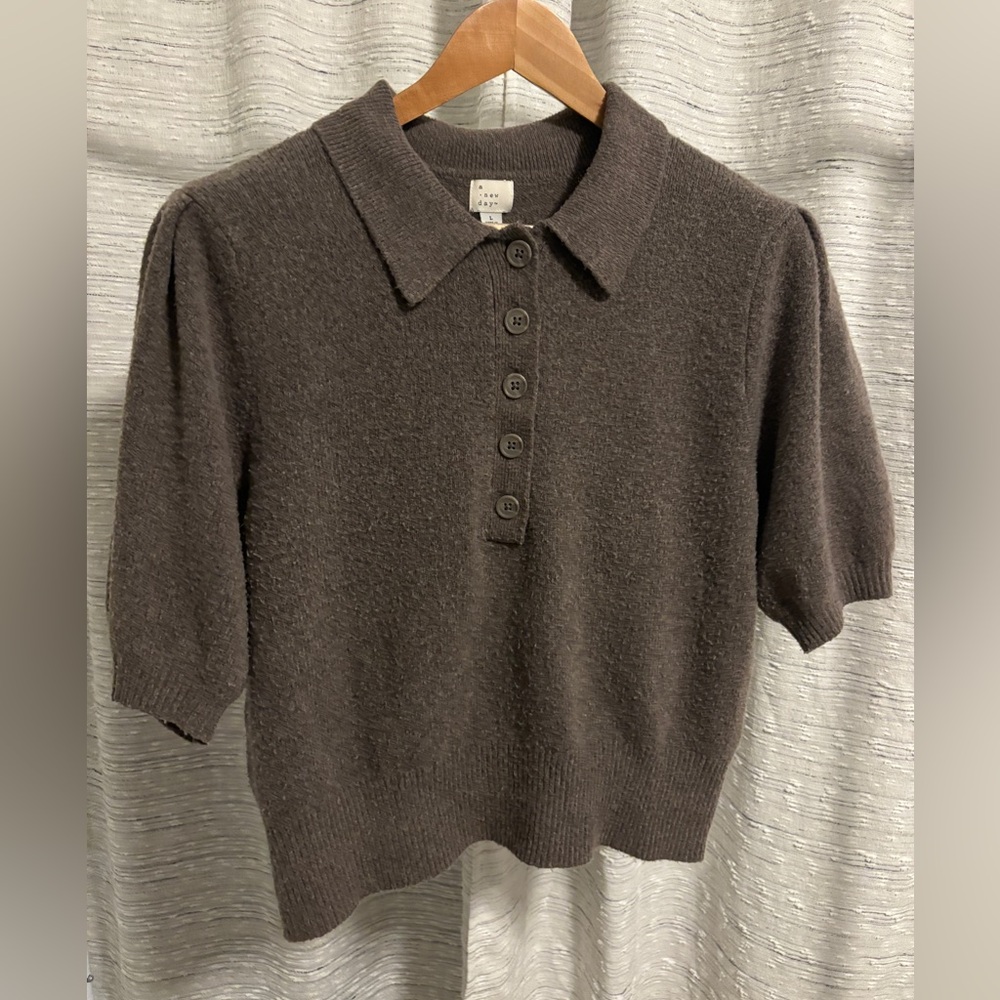 Short sleeve collared women’s sweater